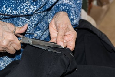 dikiş yaşlı kişi