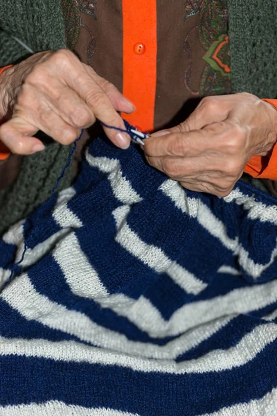 Détail d'une personne tricot — Photo