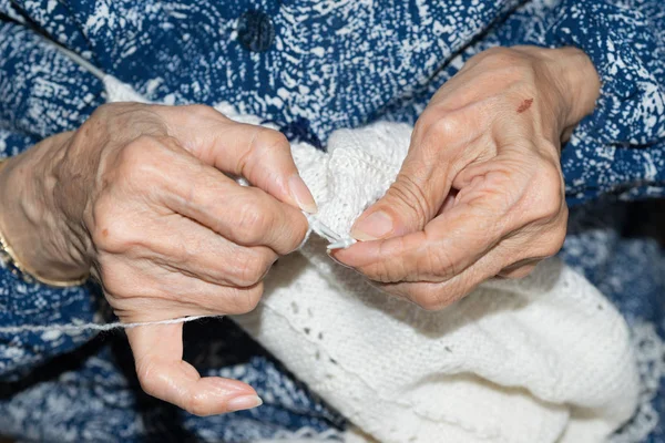 Händerna på äldre person — Stockfoto