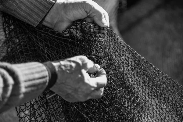 Detalhe pescador conserto — Fotografia de Stock