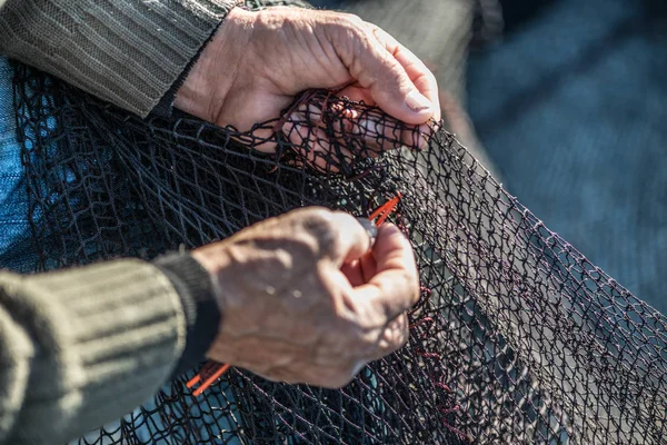 Detail fisherman mending — Stock Photo, Image