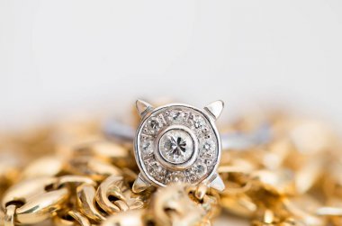 Platin ve elmas yüzük