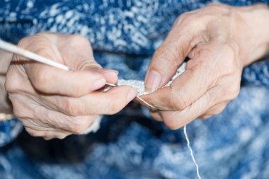 dikiş yaşlı kişi