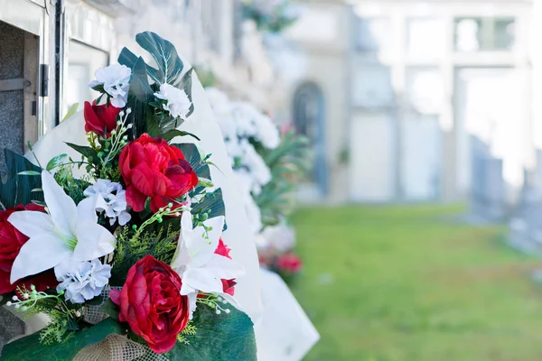 Flores en un cementerio —  Fotos de Stock