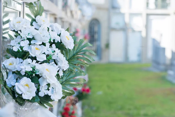 Цветы на кладбище — стоковое фото