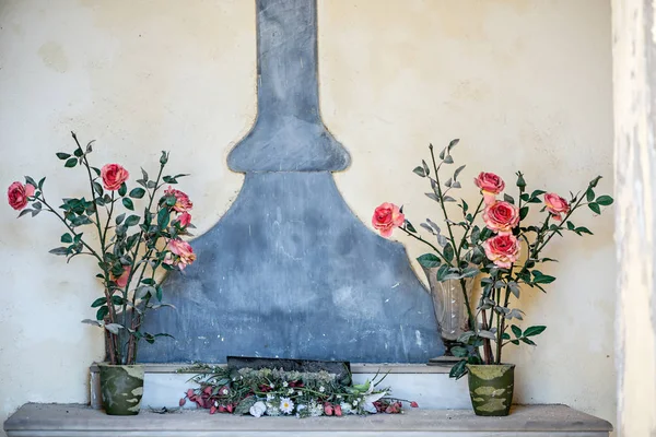 Flowers in a cemetery — Stock Photo, Image