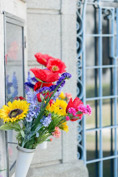 Flowers in a cemetery — Stock Photo, Image