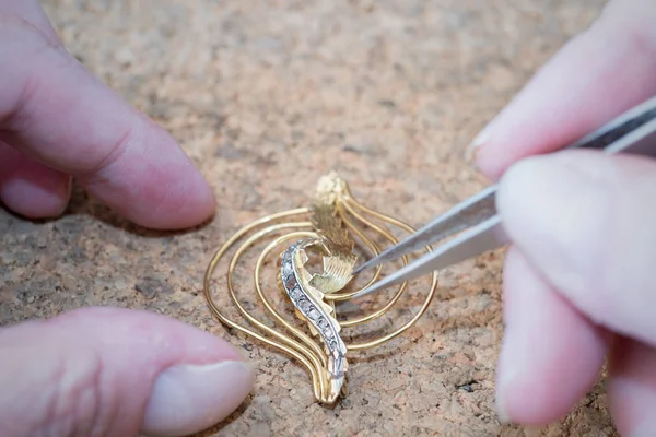 Reparation and restoration of jewelry — Stock Photo, Image