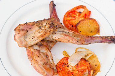 Patatesli fırında tavşan.