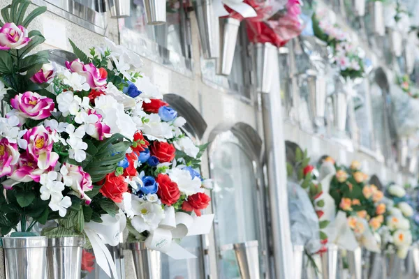 Mezarlıkta çiçekler.