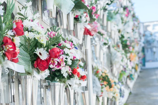 Mezarlıkta çiçekler.