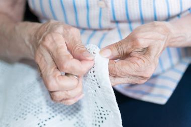 Bakım evinde yaşlı kişi