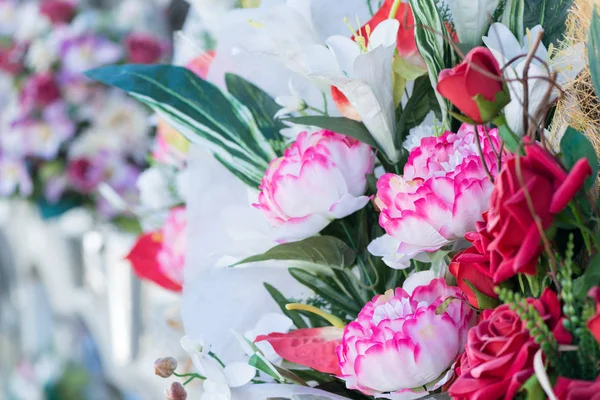 Mezarlıkta çiçekler.