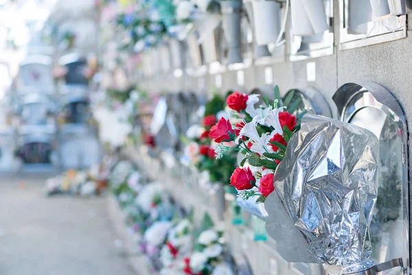 Mezarlıkta çiçekler.