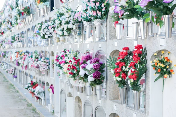 Fleurs dans un cimetière — Photo