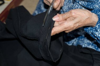 dikiş yaşlı kişi