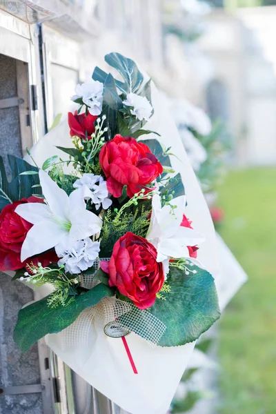 Mezarlıkta çiçekler.