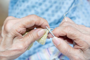 Bakım evinde yaşlı kişi