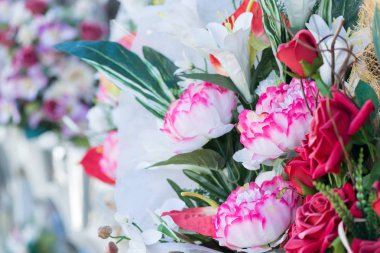 Mezarlıkta çiçekler.