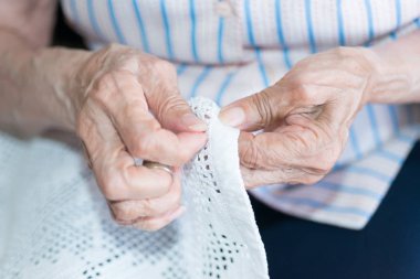 Bakım evinde yaşlı kişi