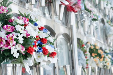 Mezarlıkta çiçekler.