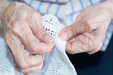 Bakım evinde yaşlı kişi