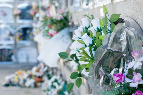 Fleurs dans un cimetière — Photo