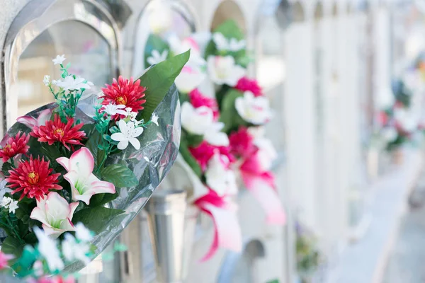 Mezarlıkta çiçekler.