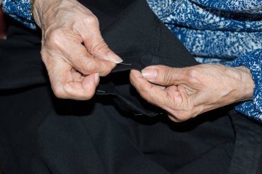 dikiş yaşlı kişi