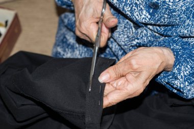 dikiş yaşlı kişi