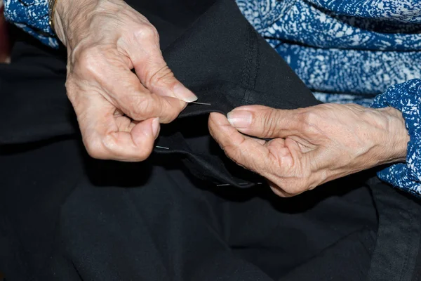 dikiş yaşlı kişi