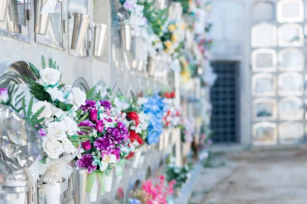 Mezarlıkta çiçekler.