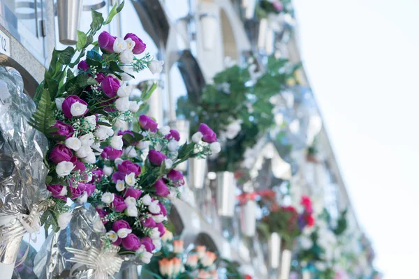 Blumen auf einem Friedhof — Stockfoto