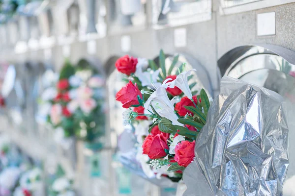 Bloemen op een begraafplaats — Stockfoto