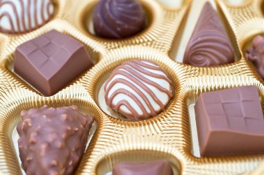 İle birkaç çikolata kutusu