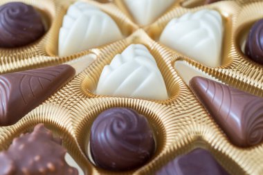 İle birkaç çikolata kutusu