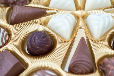 İle birkaç çikolata kutusu