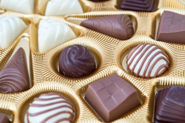 İle birkaç çikolata kutusu