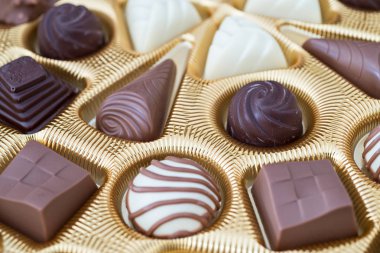 İle birkaç çikolata kutusu