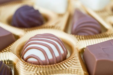 İle birkaç çikolata kutusu