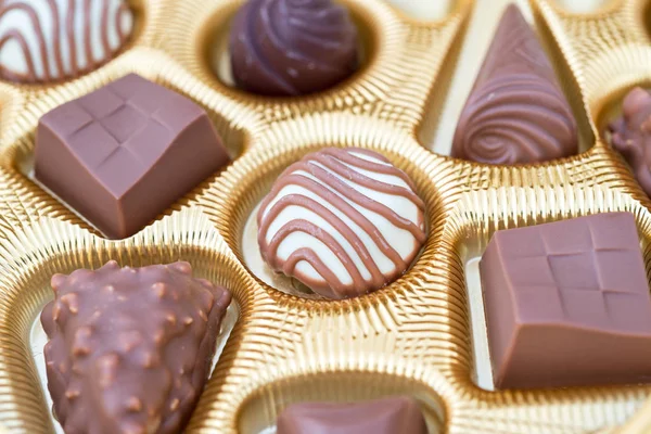 İle birkaç çikolata kutusu