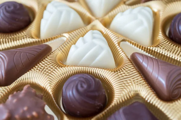 İle birkaç çikolata kutusu