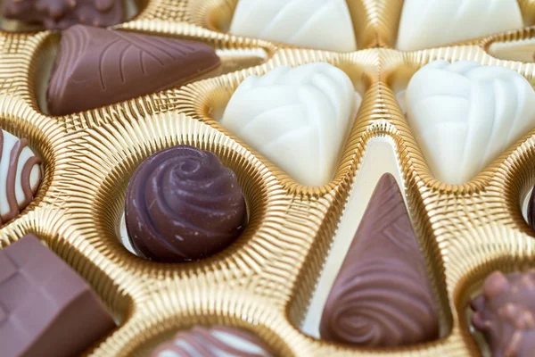 İle birkaç çikolata kutusu