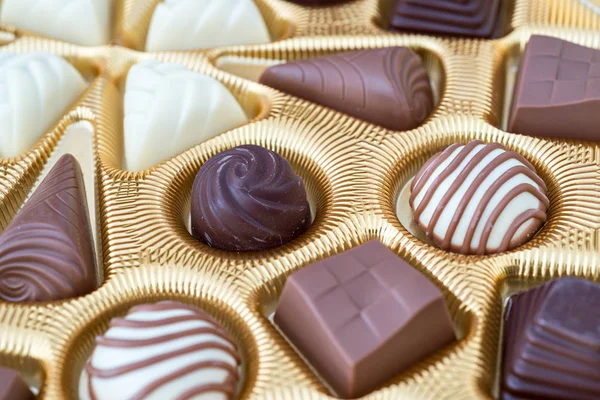 İle birkaç çikolata kutusu