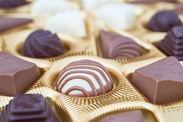 İle birkaç çikolata kutusu