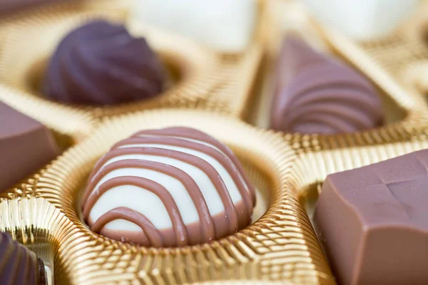 İle birkaç çikolata kutusu