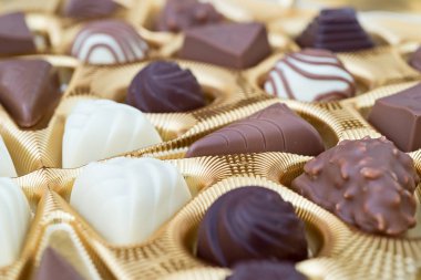 İle birkaç çikolata kutusu