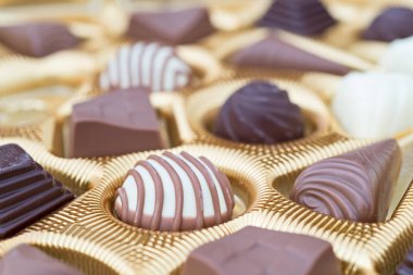 İle birkaç çikolata kutusu