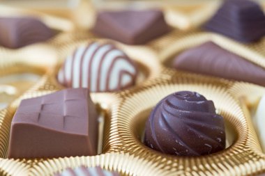 İle birkaç çikolata kutusu