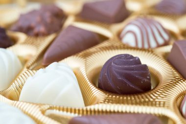 İle birkaç çikolata kutusu